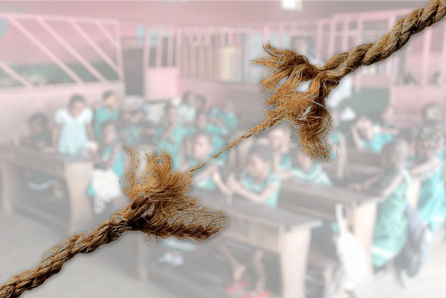 A fraying rope in front of a class of students in Accra (Ghana) symbolises the fragile nature of trust in educational settings.